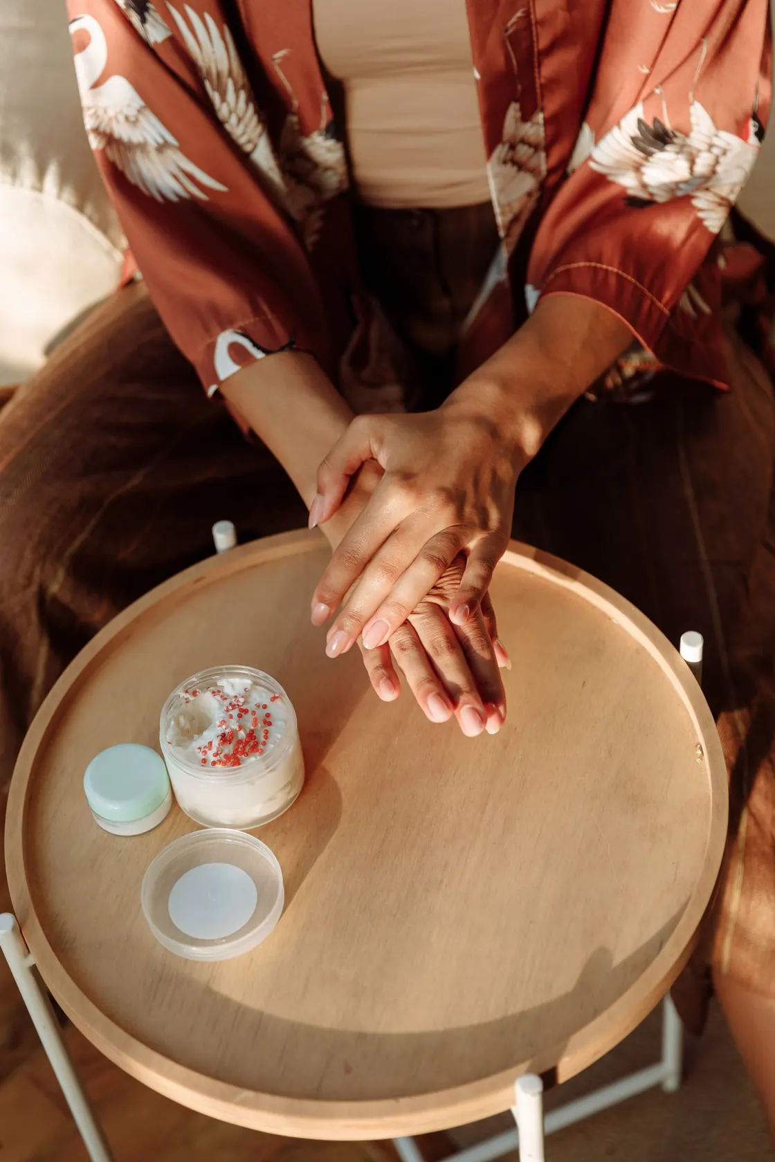 Un gesto quotidiano di cura delle mani in un ambiente luminoso